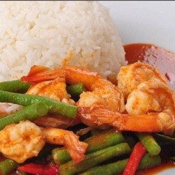 ข้าวทะลผัดพริกแกง