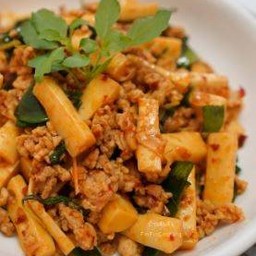 กะเพราหน่อไม้ไก่ชิ้น