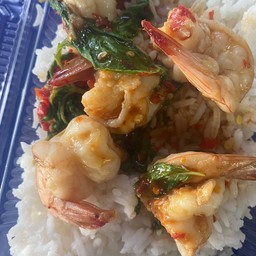 กะเพรากุ้งราดข้าว