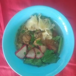 ร้านเราบะหมี่เกี๊ยวหมูแดง  อยู่เลยแม็คโคท่าล้อ 50เมตร มาจากตัวเมืองกาญ