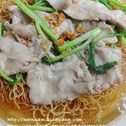 หมี่เหลืองกรอบราดหน้าหมู