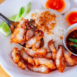 ข้าวหมูทอดน้ำจิ้มแจ่ว ใส่ไข่