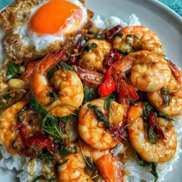 ผัดกระเพรากุ้งไข่ดาว ราดข้าว