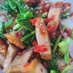 คะน้าหมูกรอบราดข้าว