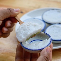 Pandan Custard Cake With Fresh Coconut Milk (3 Pairs)