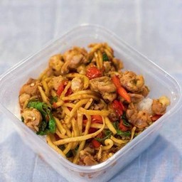 ข้าวราดผัดกะเพราหน่อไม้