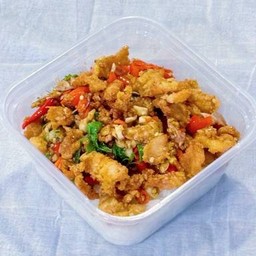 ไก่กรอบผัดกระเพราราดข้าว