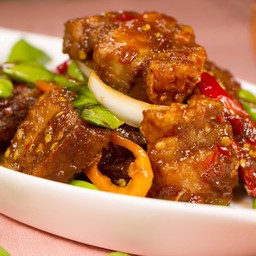ผัดสะตอพริกแกงหมูกรอบ
