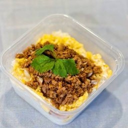 ข้าวราดหมูสับคั่วกระเทียมราดไข่ขยี่