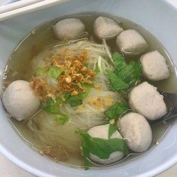 เส้นเล็กลูกชิ้นน้ำใส