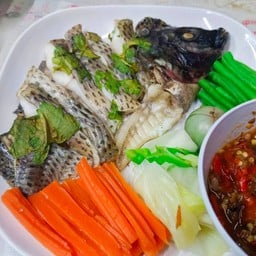 ปลานิลนึ่งแจ่ว+ผักลวก