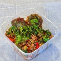 ไข่เยี่ยวม้ากะเพรากรอบราดข้าว