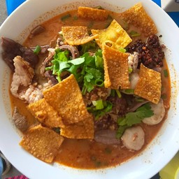 ก๋วยเตี๋ยวต้มยำลูกชิ้นหมูหมัก