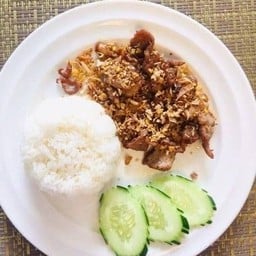 ข้าวเนื้อทอดกระเทียม