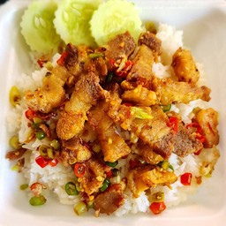หมูกรอบคั่วพริกเกลือราดข้าว