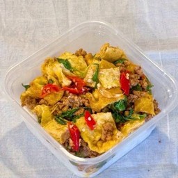 ข้าวราดไข่เจียวหมูสับผัดกะเพรา