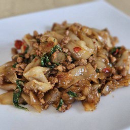 เส้นใหญ่ผัดกะเพราหมูสับ