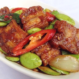 ผัดสะตอกะปิหมูกรอบ