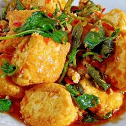 ผัดใบกระเพราเต้าหู้ไข่