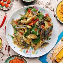 ปลาทูผักใบโหระพาราดข้าว