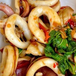 ผัดกระเพราปลาหมึก (กับข้าว)