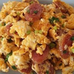 ข้าวหน้าไข่ขยี้กุนเชียงโรยต้นหอม