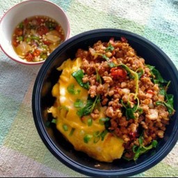 ข้าวไข่ข้นราดกะเพราไก่สับ