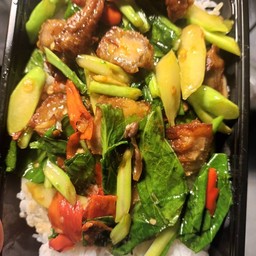 คะน้าหมูชิ้นราดข้าว