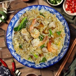 ข้าวผัดโบราณกุ้งสด + หมูกรอบ