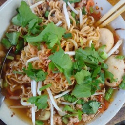 เตี๋ยวมาม่าหมูสับ ลูกชิ้น