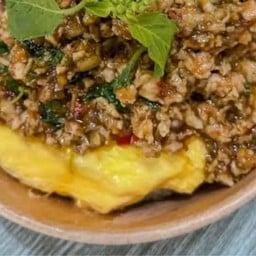 ข้าวกะเพราไข่ข้น (วัดดาวเรือง)