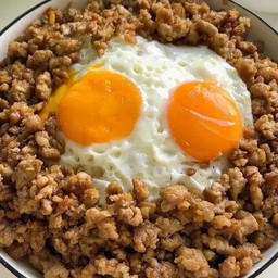 ข้าวหน้าไข่ดาวล้อมหมูสับหวาน