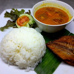 ข้าวเเกงส้มชะอมไข่กุ้ง-ปลาสลิดทอดกรอบ