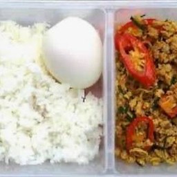 ข้าวคั่วกลิ้งหมูไข่ต้ม