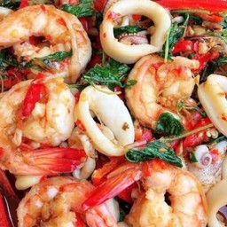 กระเพรากุ้งปลาหมึก (กับข้าว)