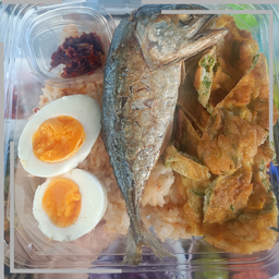 ข้าวน้ำพริกไข่ชะอม ปลาทู เพิ่มไข่ต้ม