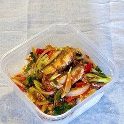 กะเพราปลากระป๋องราดข้าว