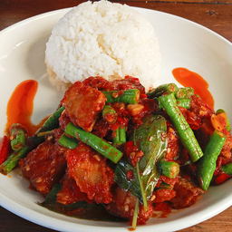 หมูชิ้นผัดพริกแกง ราดข้าว