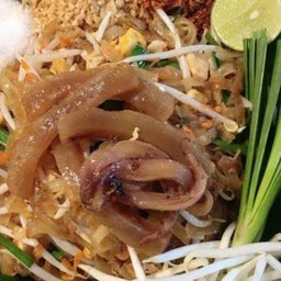 ผัดไทยปลาหมึกกรอบ