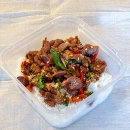 ข้าวราดผัดพริกเนื้อวัวใบโหระพา