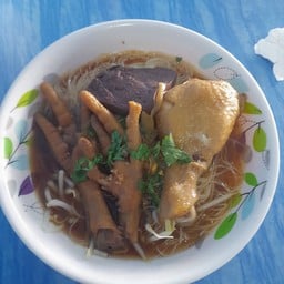 น้ารา ข้าวมันไก่ ก๋วยเตี๋ยวเย็นตาโฟ น้ำตก ต้มยำ เส้นไปยอแซฟ เลยตลาดนัดตากื้อ ไป 70 เมตร