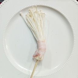 หมูสามชั้นผพันเห็ดเข็มทอง