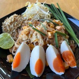 ผัดไทยไข่เค็ม