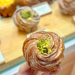 "開心果醬沙翁羊角" - Pistachio Cruffin (45MOP)