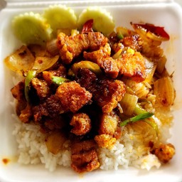 หมูกรอบผัดพริกเผาราดข้าว
