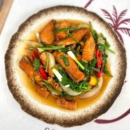 ปลาแซลม่อนผัดขึ้นช่าย