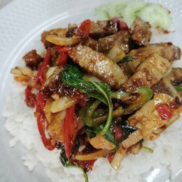 ข้าวผัดพริกเผาหมูกรอบ