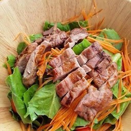 สลัดหมูย่าง น้ำสลัด+น้ำจิ้มแจ่ว
