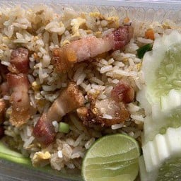 ข้าวผัดหมูกรอบ