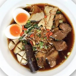 ก๋วยเตี๋ยวหมูตุ๋นจัมโบ้